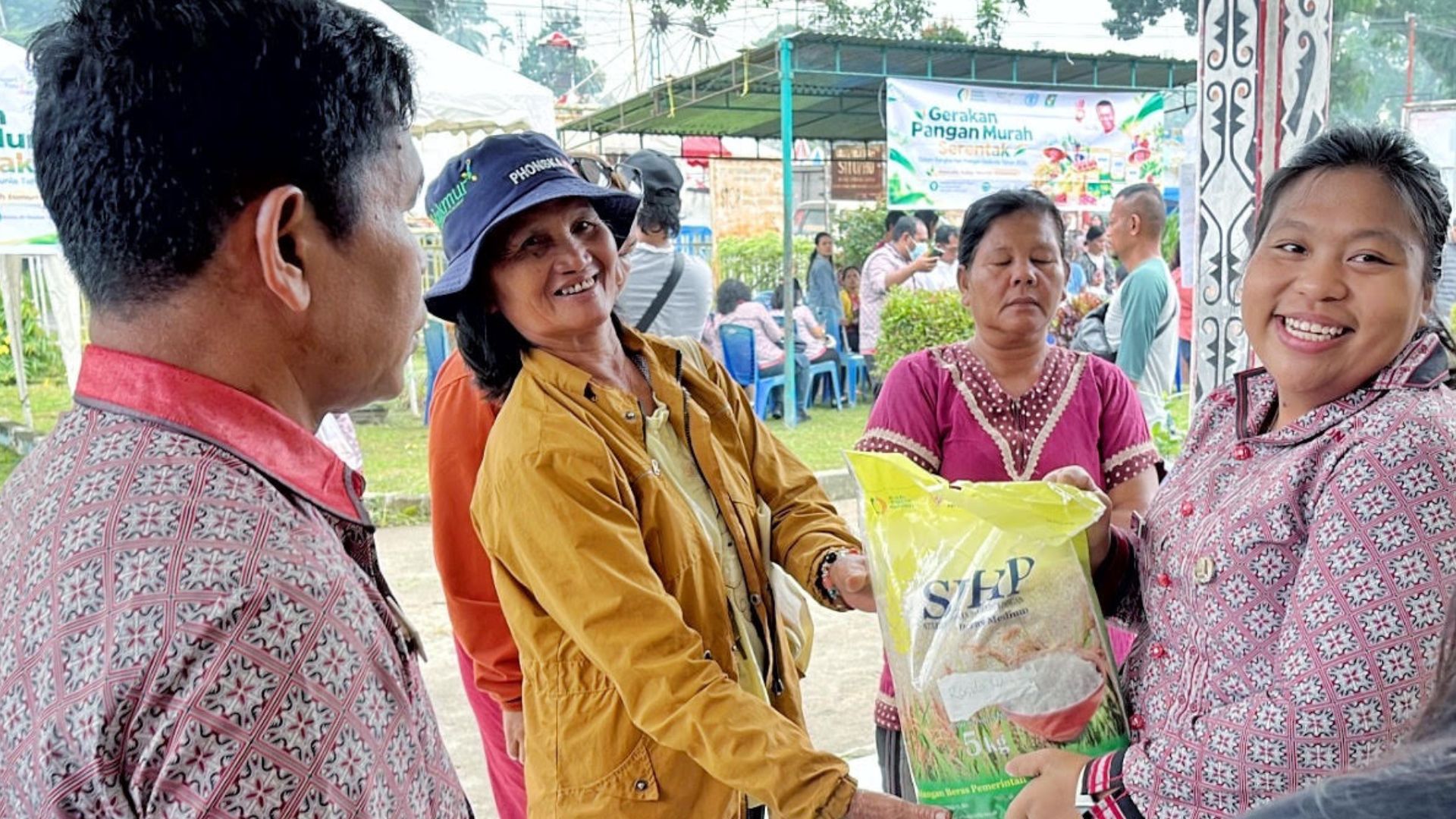 Warga antre di pasar murah Gerakan Pangan Murah di Kecamatan Panei, Simalungun