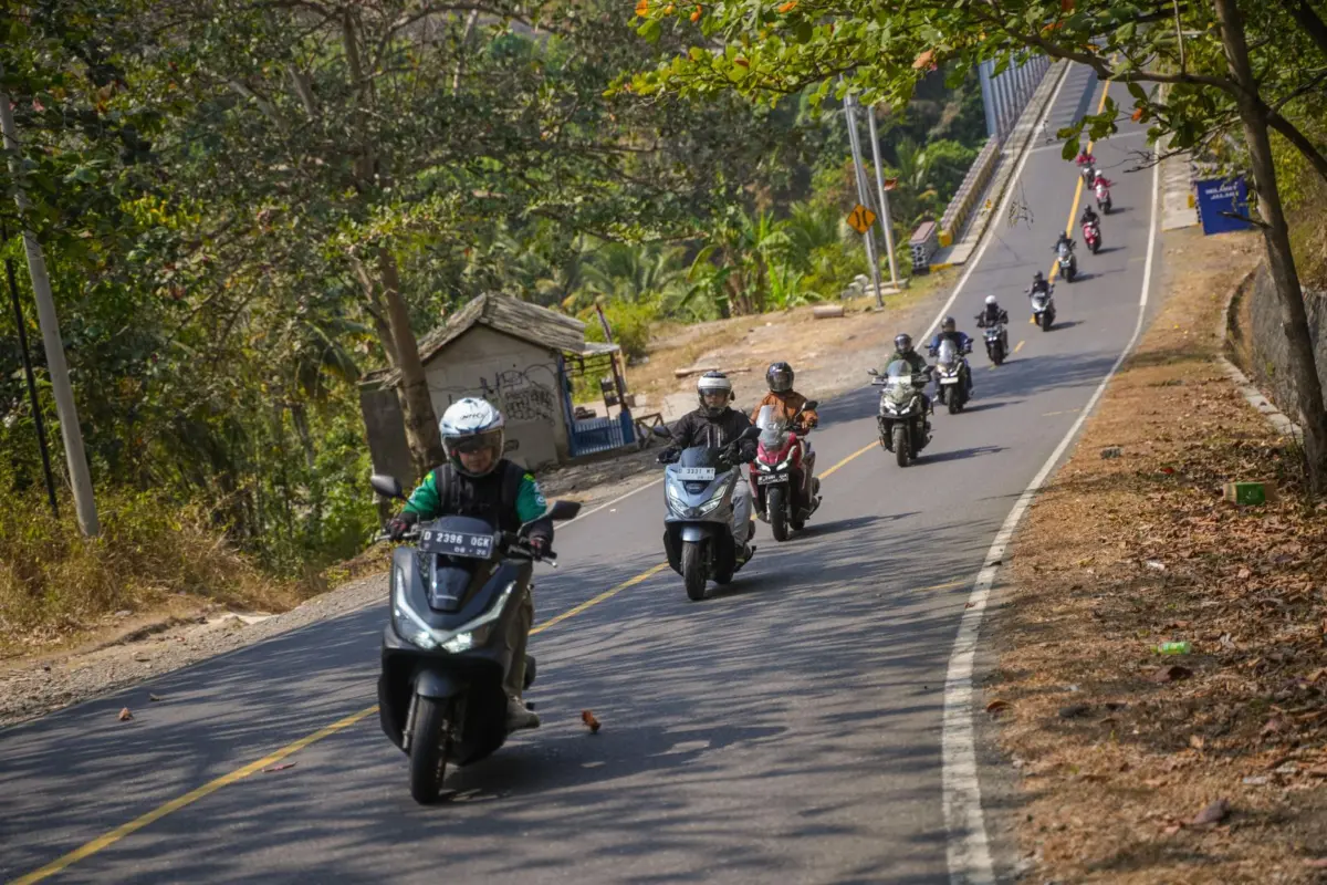 Pengendara memeriksa panel meter dan lampu sein sepeda motor sebelum berkendara