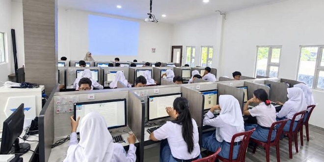 Siswa SMAN 3 Medan mengikuti Tes Kemampuan Akademik secara online di ruang komputer