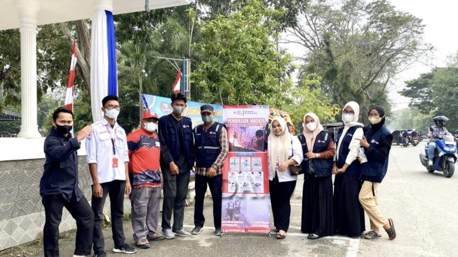 Relawan PMI membagikan masker kepada warga di Langsa saat kabut asap