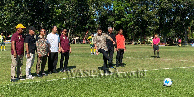 Pembukaan turnamen sepakbola Piala Bupati dan Wabup Sergai di Lapangan PT Fajar Agung