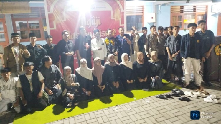 Mahasiswa berdiskusi di halaman Universitas Bondowoso saat acara Ngaji Nasionalisme