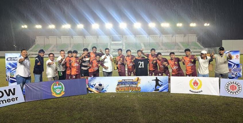 Pemain KSMI Sergai mengangkat trofi Kejurprov KSMI Sumut U-17