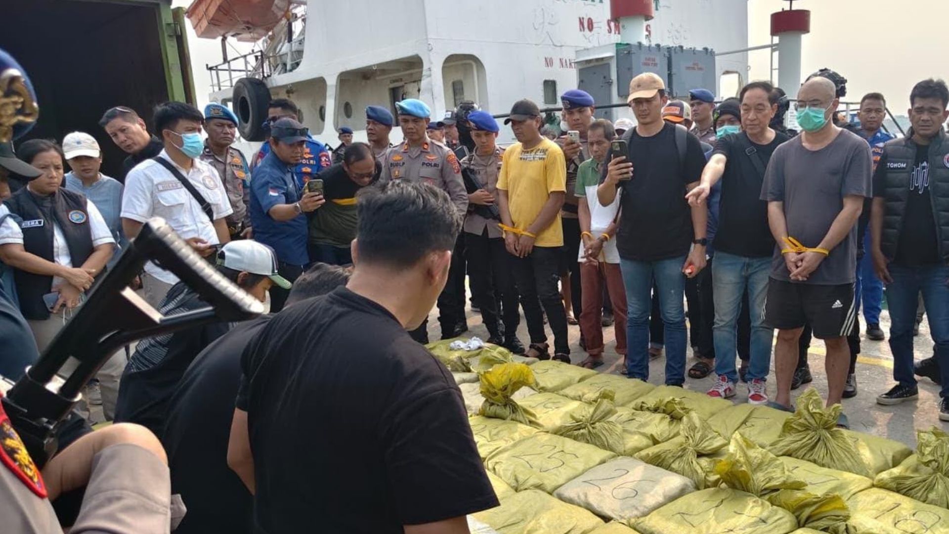 Kapal Global 168 diamankan di Pelabuhan Bandar Deli Belawan saat penggerebekan