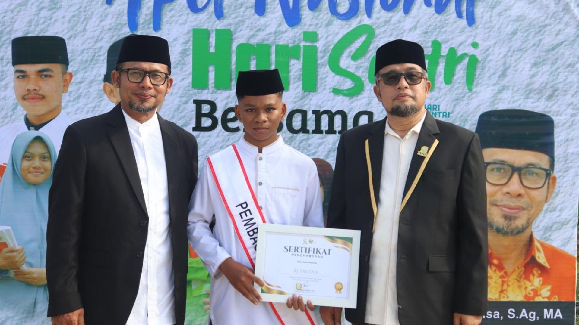 Suasana apel dan penyerahan penghargaan di Dayah Darul Quran Aceh saat peringatan Hari Santri 2026