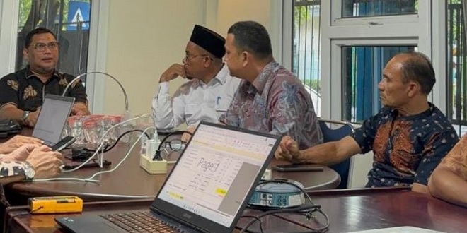 Petugas Baitul Mal melakukan survei kondisi rumah calon penerima bantuan di Banda Aceh