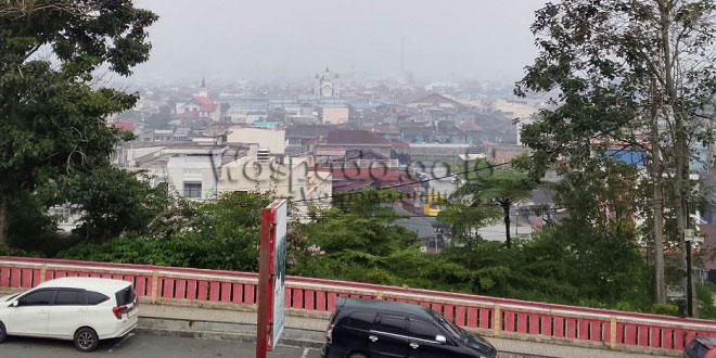 Asap menutupi Tarutung dan Lembah Silindung di Tapanuli Utara