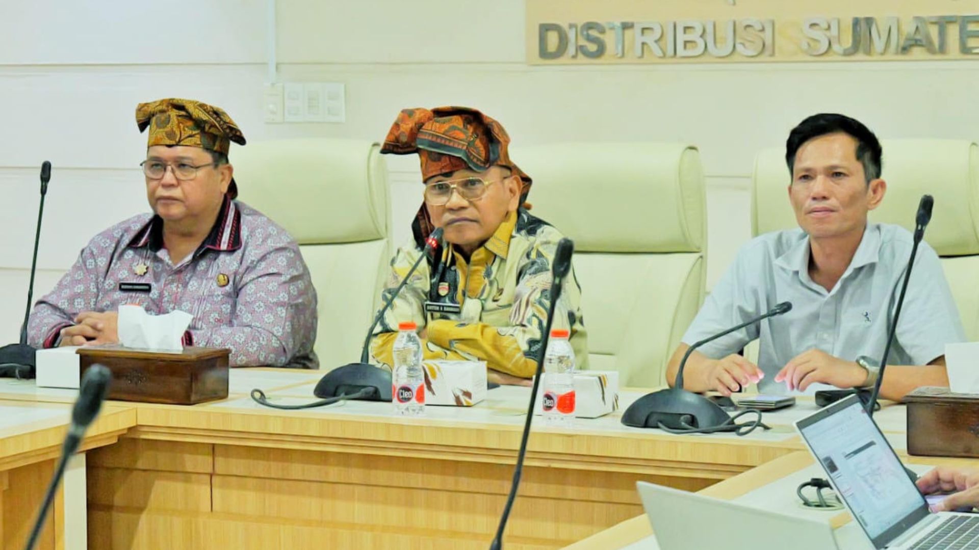 Bupati Simalungun mengikuti rapat koordinasi pengembangan PLTS dan BESS di Medan