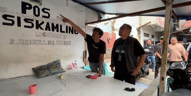 Petugas kepolisian mengamankan barang bukti narkoba dari pos kamling di Medan