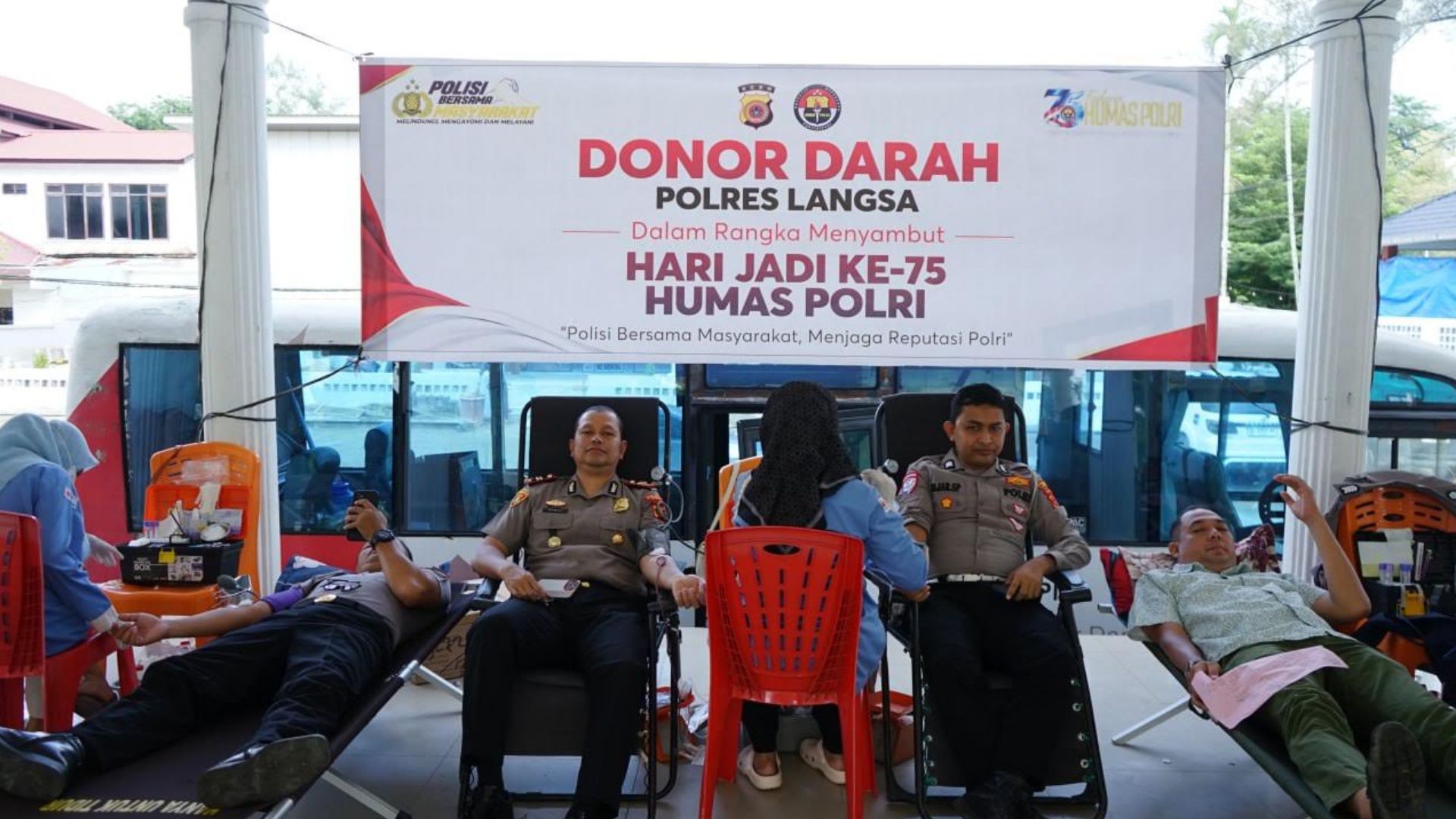 Petugas Polres Langsa dan pendonor saat kegiatan donor darah di Lapangan Merdeka Langsa