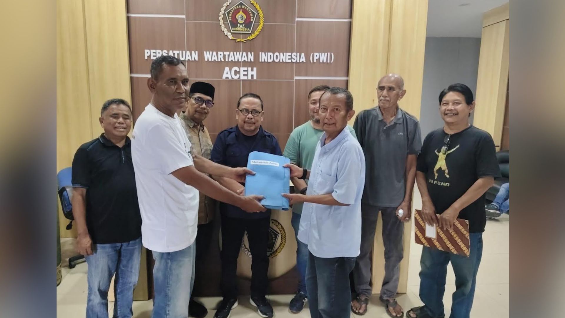 Muhammad Zairin menyerahkan berkas pencalonan Ketua DKP di kantor PWI Aceh