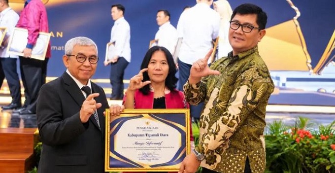 Sekda Tapanuli Utara menerima penghargaan Menuju Informatif di Medan, Oktober 2026
