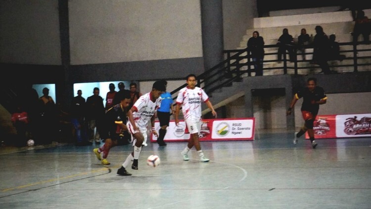 Pemain Banteng Ngrambe mengangkat trofi juara di GOR Bung Hatta, Ngawi