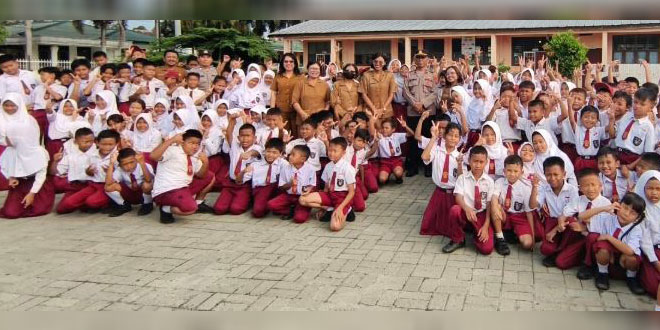 Polisi memberi sosialisasi anti-bullying di SDN 124387 Siantar