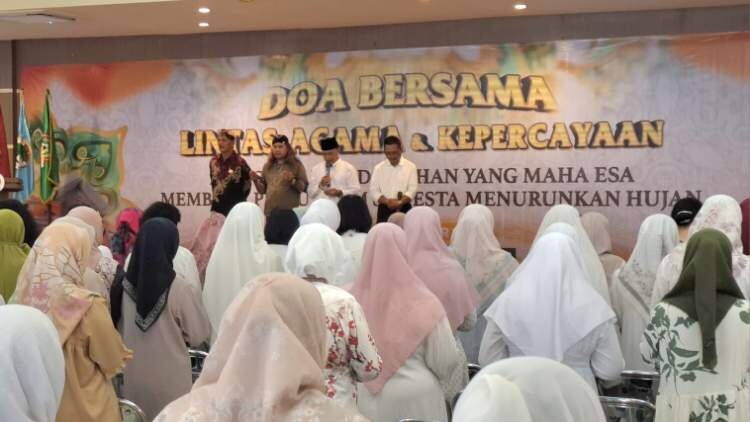 Doa bersama lintas agama dan emak-emak Malang untuk memohon hujan