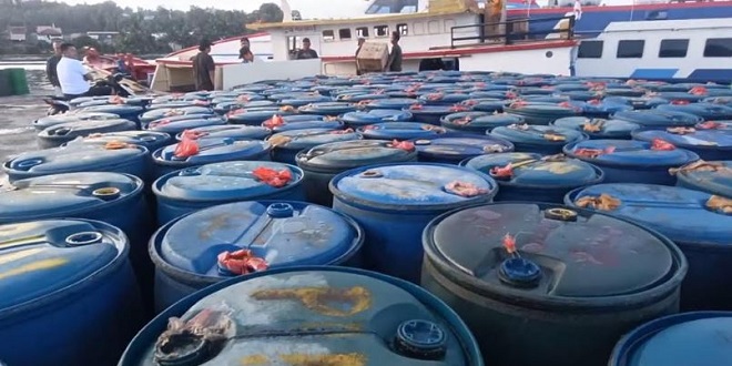 Kapal kayu dan drum BBM terkait pengangkutan solar untuk PLTD di Kepulauan Batu