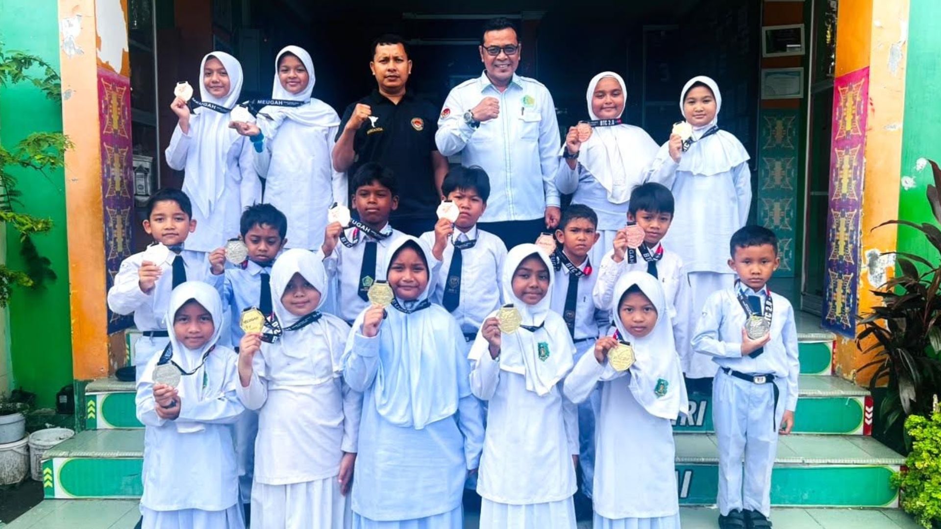 Atlet Dojang MIN 1 Banda Aceh merayakan keberhasilan di BTC 2.0 GOR KONI Aceh