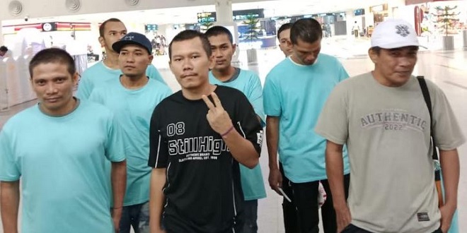 Penumpang tiba di Bandara Internasional Kualanamu saat pemulangan WNI