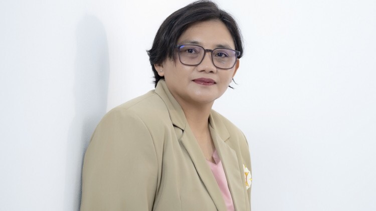 Bus Trans Jatim berhenti di halte dengan penumpang menunggu