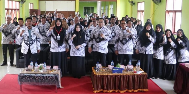 Wali Kota Sabang membuka Konferensi XXIII PGRI di Aula SMP Negeri 1 Sabang