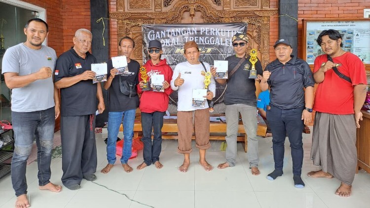 Penghobi perkutut berkumpul di halaman Balai Desa Kedungsigit, Trenggalek