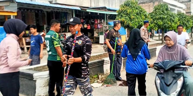 Gotong royong pembersihan jalan dan area kantor pemerintahan di Rantauprapat