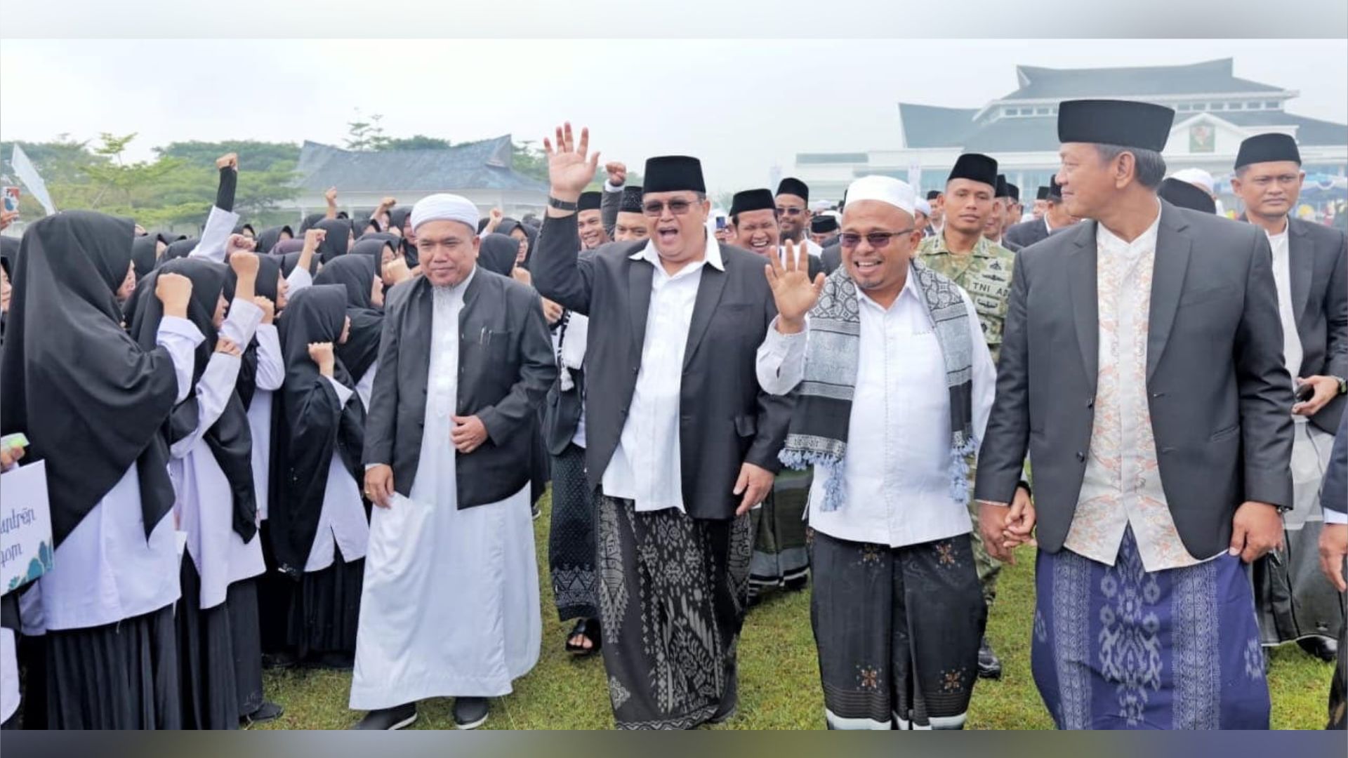 Sekda Mixnon A. Simamora memimpin upacara Hari Santri ke-12 dan menyerahkan hadiah