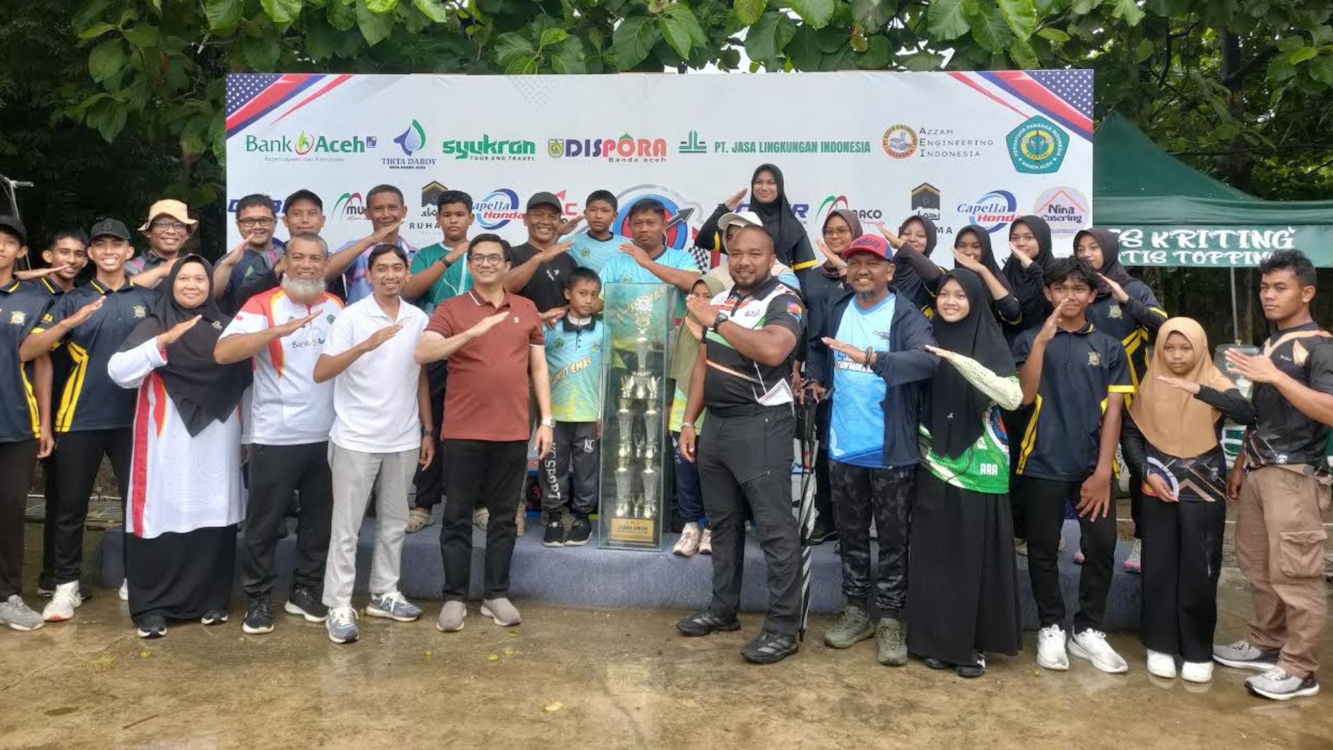 Aksi atlet panahan di Lapangan Panahan Stadion Harapan Bangsa Banda Aceh