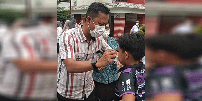 Petugas Dinkes membagikan masker di depan Kantor Dinkes Pematangsiantar saat asap Karhutla