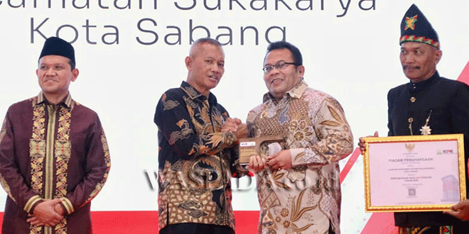 Keuchik menerima penghargaan Desa Percontohan Antikorupsi di Banda Aceh