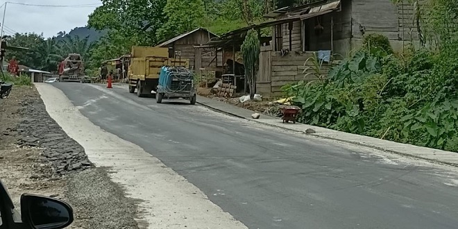 Pekerja memperbaiki dan melebar jalan nasional di Pakpak Bharat menuju Subulussalam