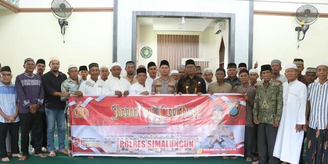 Kapolres Simalungun menyerahkan bantuan beras dan telur kepada warga Pematang Asilum