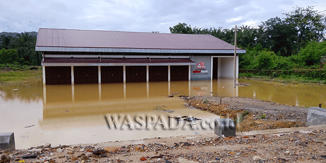 Bangunan Kopdeskel Bakaran Batu terendam banjir di Rantauprapat