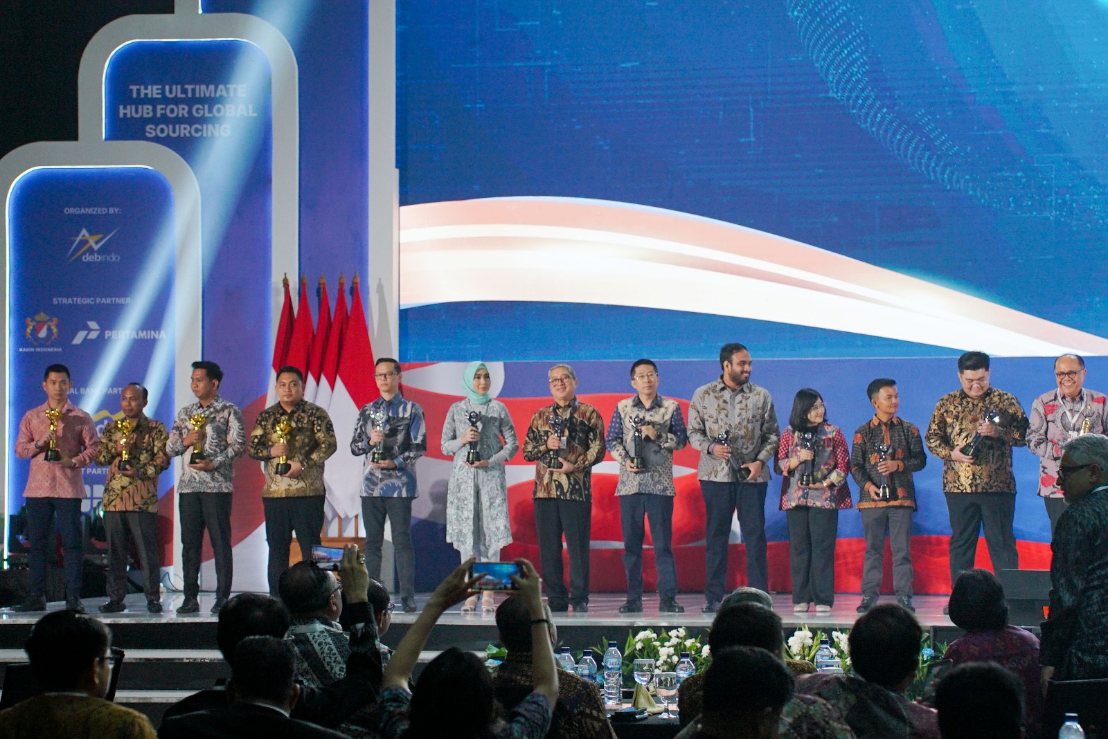 Presiden Direktur TMMIN Nandi Julyanto menerima Anugerah Primaniyarta 2026 di ICE BSD
