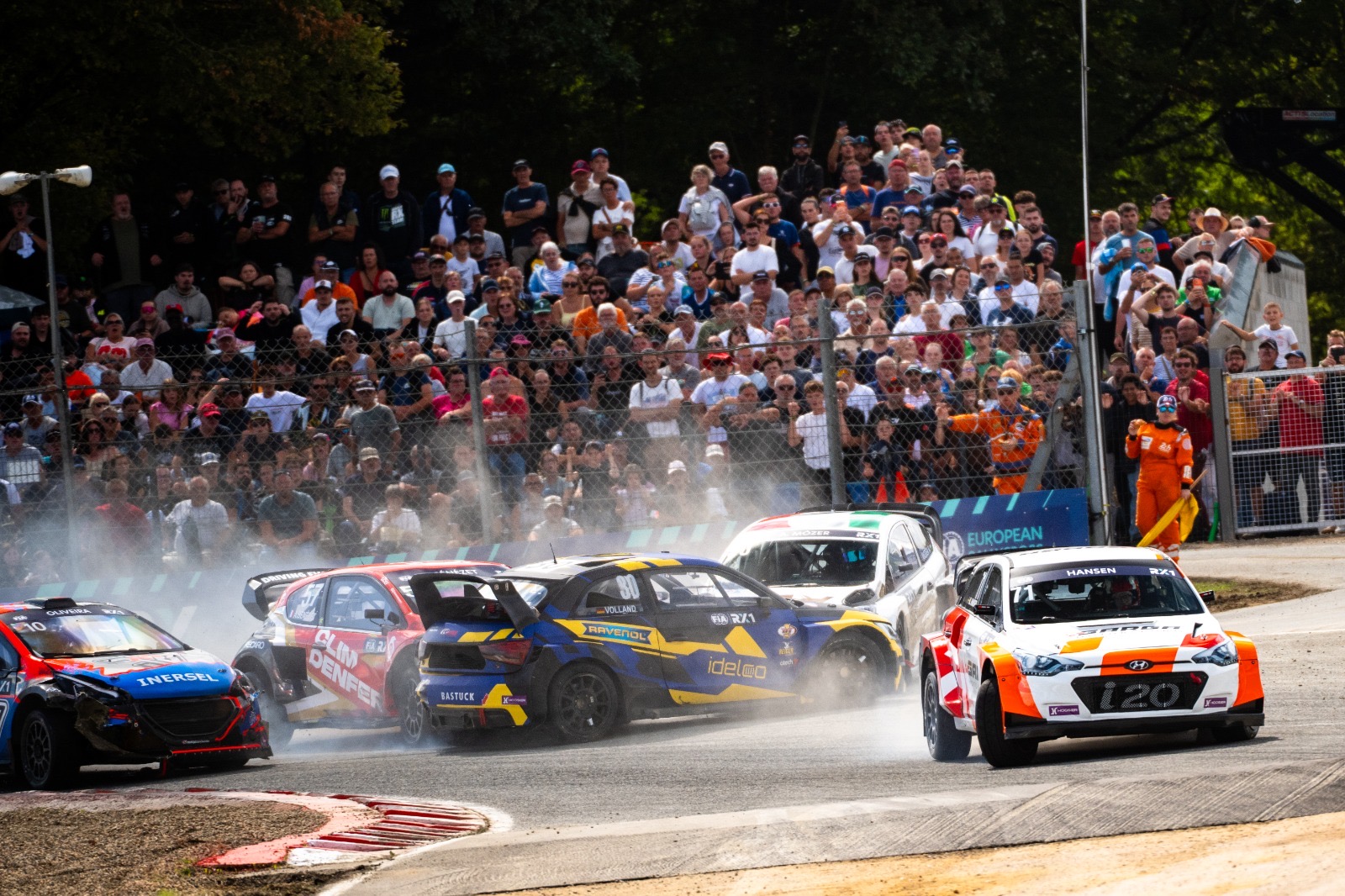 Logo FIA Rallycross World Cup dan Sirkuit Ancol yang sedang dibangun