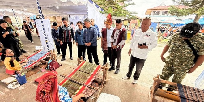 Festival Ulos dan Fashion 2026 di Sopo Partungkoan Tarutung menampilkan ulos dan fesyen Batak