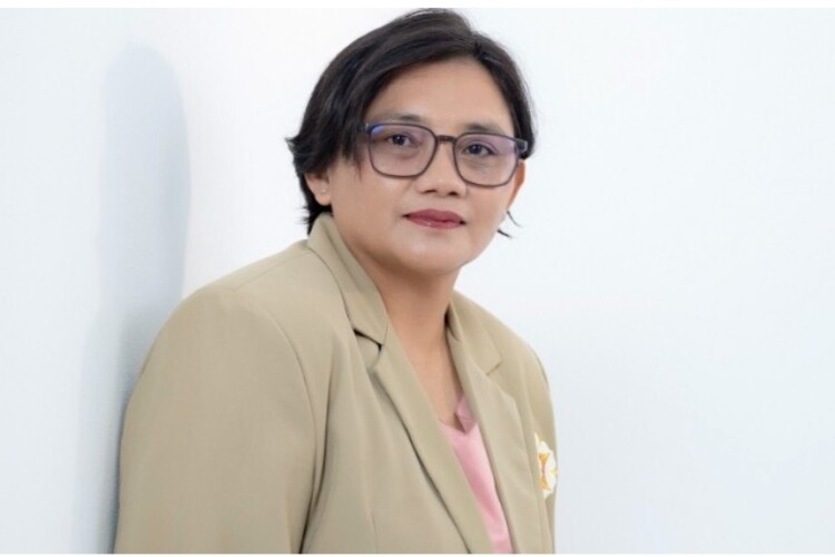 Asap kebakaran lahan di Magetan saat petugas memadamkan api