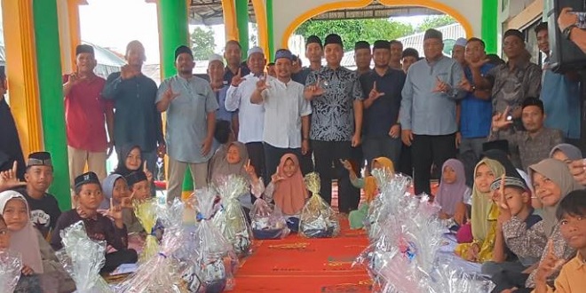 Warga Mushalla Darul Istiqamah Sungai Pauh Tanjong merayakan Maulid Nabi dan menyerahkan santunan