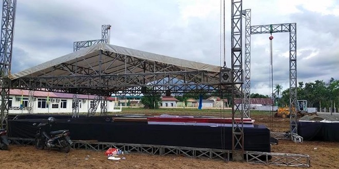 Pemasangan panggung MTQ Aceh Besar di Lapangan Bola Gampong Seupeu menjelang pembukaan