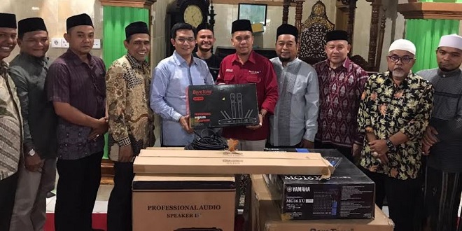 Ketua DPRK Banda Aceh menyerahkan perangkat pengeras suara di Masjid Al Falah Neusu Jaya