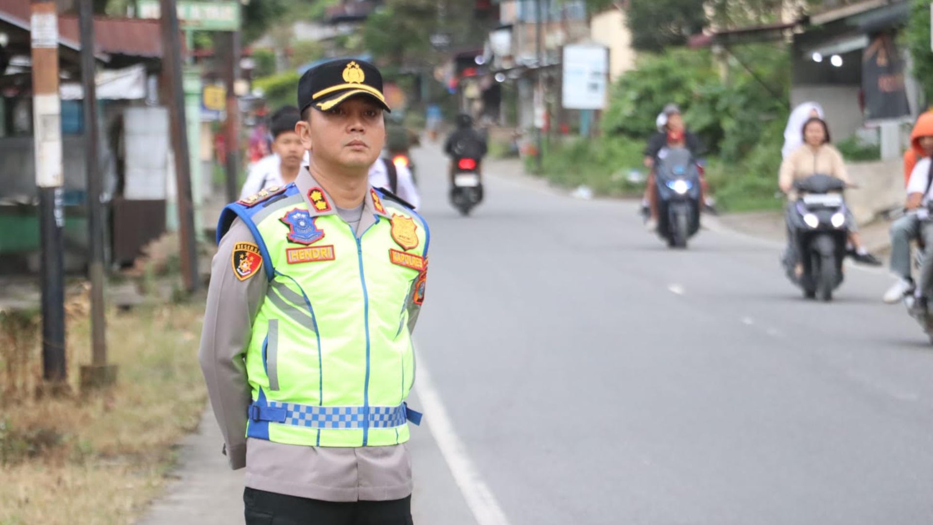 Kapolres Simalungun mengatur lalu lintas pagi di Simpang Polsek Panei Tongah