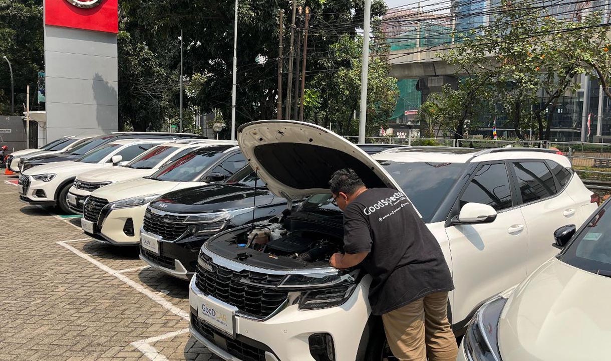 Pengunjung melihat mobil bekas di Goodcar Fair, Nissan TB Simatupang Jakarta