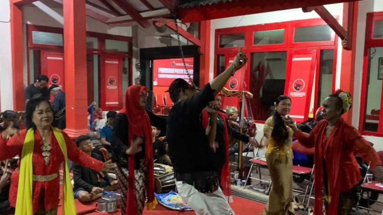 Latihan Gandrung di halaman kantor DPC PDI Perjuangan Kabupaten Jember