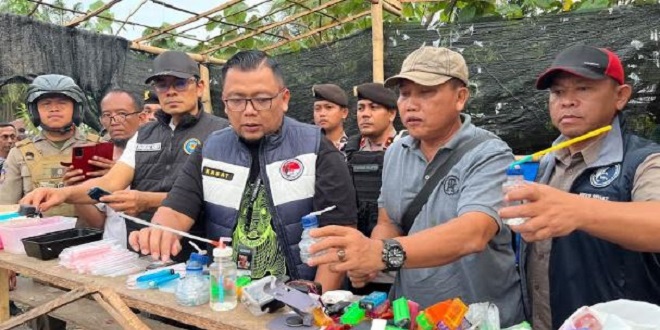 Petugas memusnahkan barak di kampung narkoba Desa Serbajadi