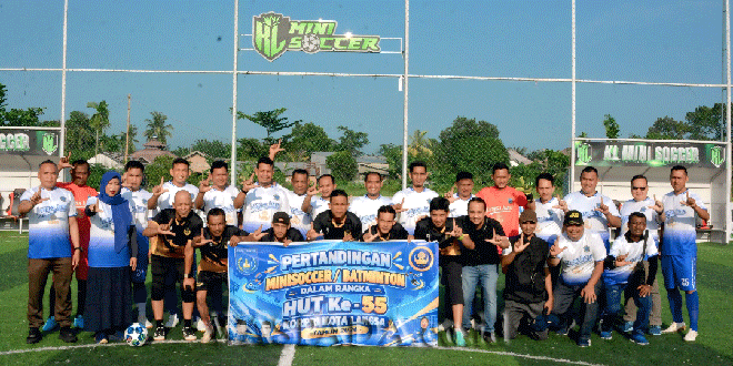 Sekda Suhartini melakukan tendangan perdana pembukaan pertandingan minisoccer HUT KORPRI ke-55 di Langsa