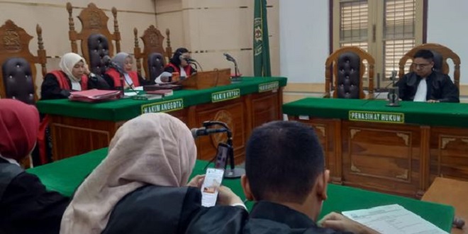 Ilustrasi hakim dan meja persidangan di pengadilan