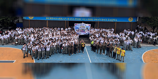 Petugas Sat Lantas memberi edukasi keselamatan lalu lintas pada siswa SMA YPSA