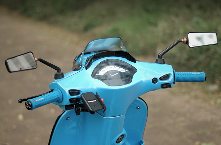 Itamoto Dots Handgrip berdesain ergonomis untuk scooter premium