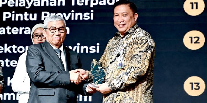 Dinas Komunikasi dan Informatika Sumatera Utara menerima predikat Informatif