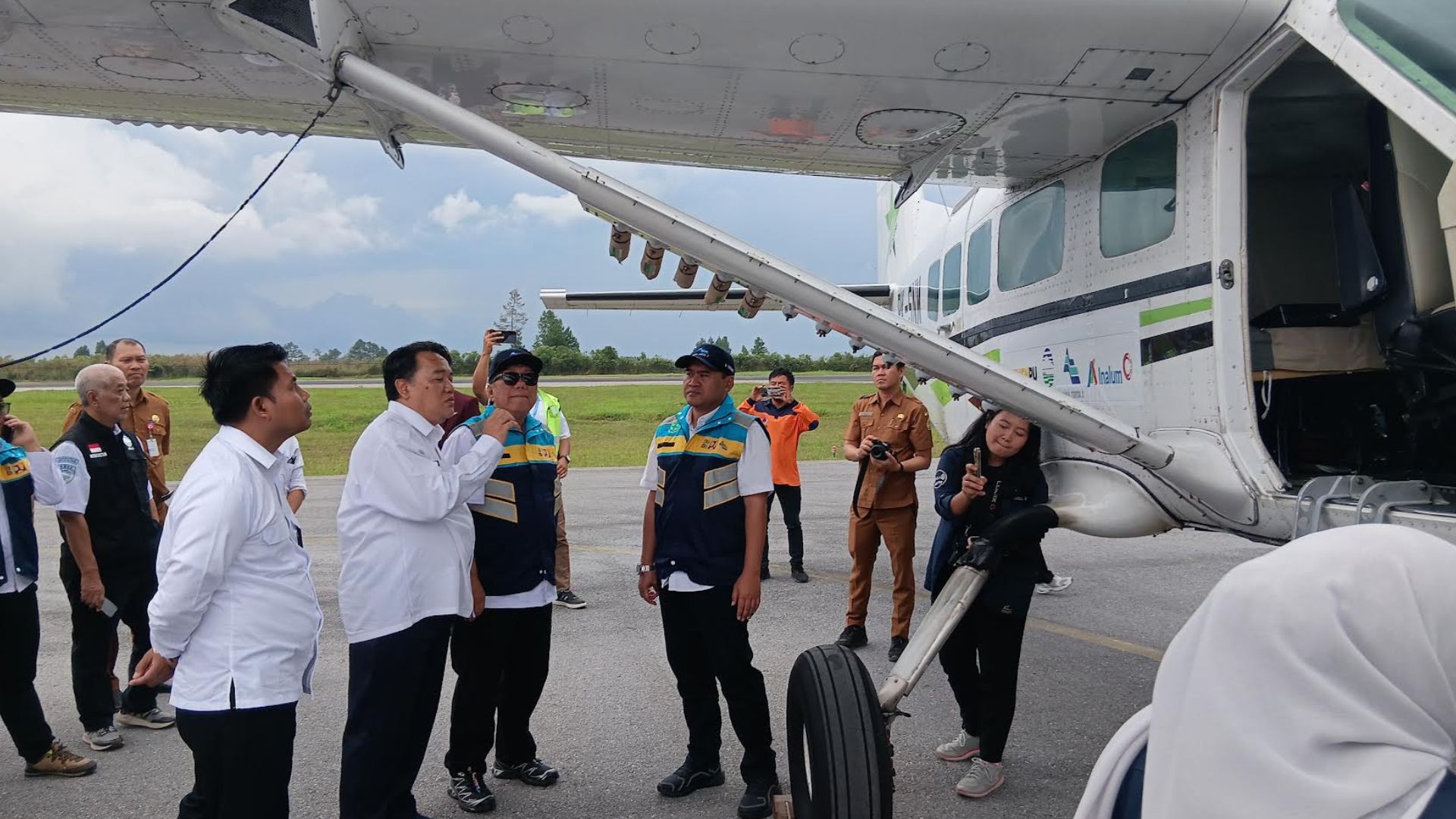Direktur OMC BMKG dan Direktur Operasional PJT I memberi keterangan pers terkait pelaksanaan OMC di Bandara Silangit